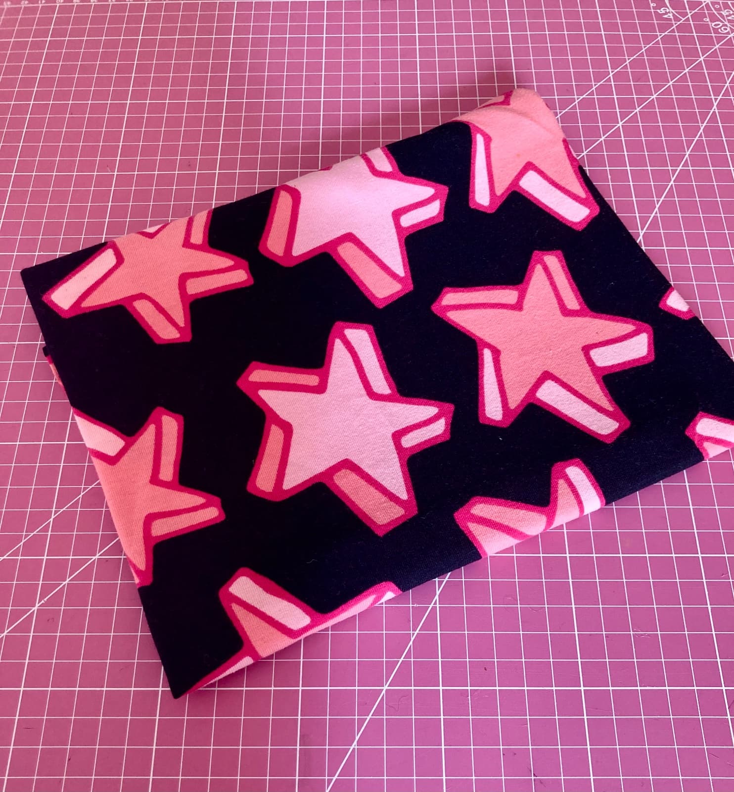 Pinke Sterne auf Schwarz