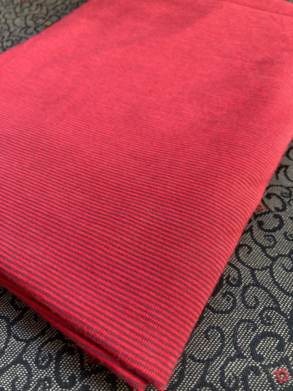 Roter Jersey mit schwarzen Streifen