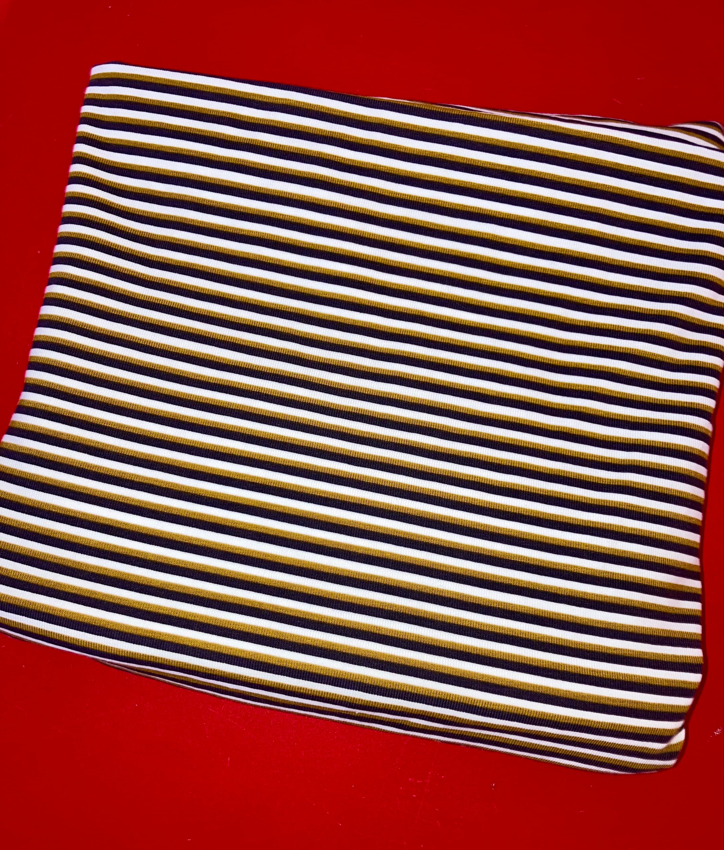 Blau, weiß, ocker gestreifter Jersey